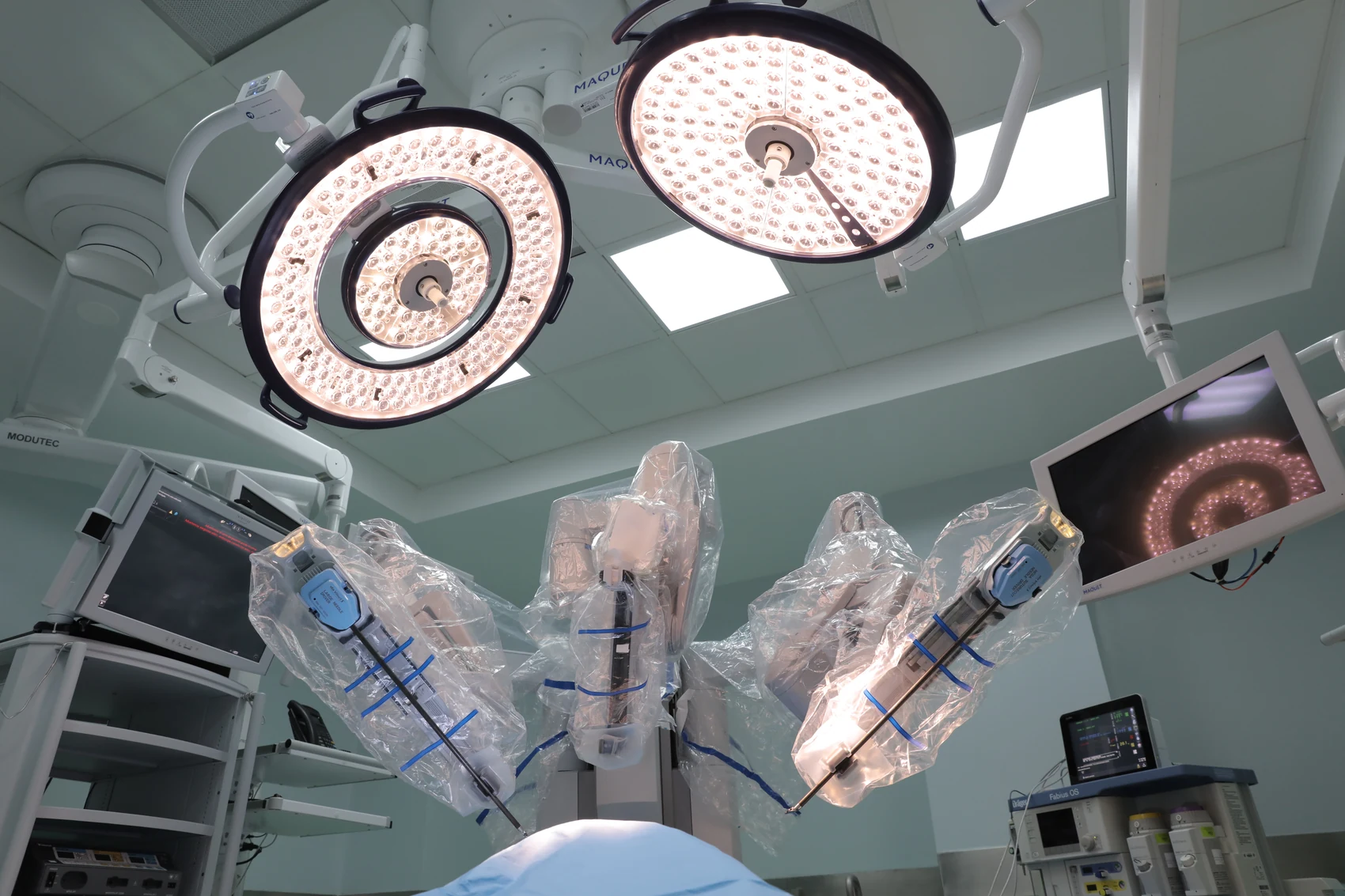 Imagem ilustrativa de equipamento de cirurgia robótica em centro cirúrgico