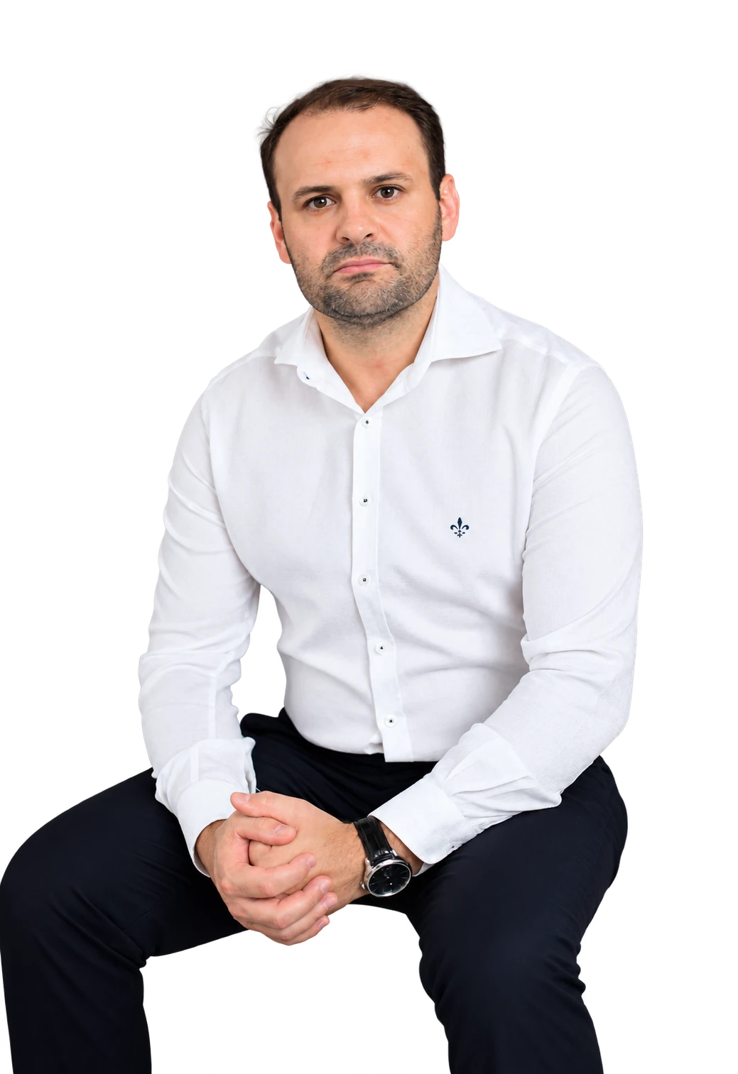 Dr. Rodrigo Bertani Simão sentado, com camisa branca